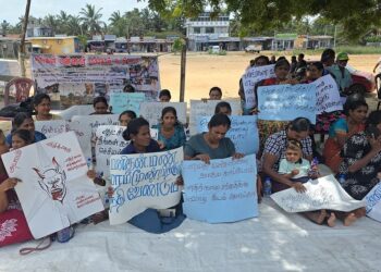 மன்னாரில் காற்றாலை, கனிய மணல் அகழ்வுக்கு எதிராக 13 ஆவது நாளாக தொடரும் போராட்டம்