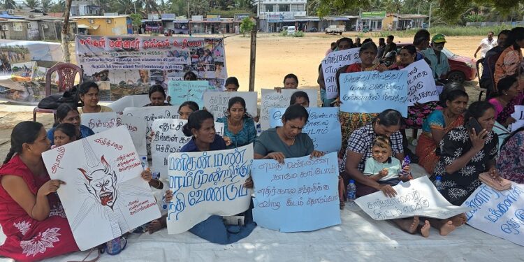 மன்னாரில் காற்றாலை, கனிய மணல் அகழ்வுக்கு எதிராக 13 ஆவது நாளாக தொடரும் போராட்டம்