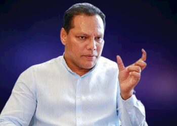 விமர்சனங்களை மறைப்பதற்கு அதிகாரிகளை பழிவாங்காதீர்கள் – தயாசிறி அரசிடம் கோரிக்கை