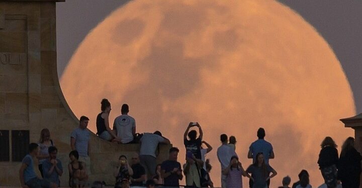 அதிக நேரம் நிகழும் சந்திர கிரகணம் ; காணத்தவறாதீர்கள்