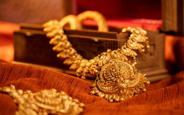 வரவாற்றில் மூன்று இலட்சம் ரூபாயை தொட்ட இலங்கை தங்கத்தின் விலை!