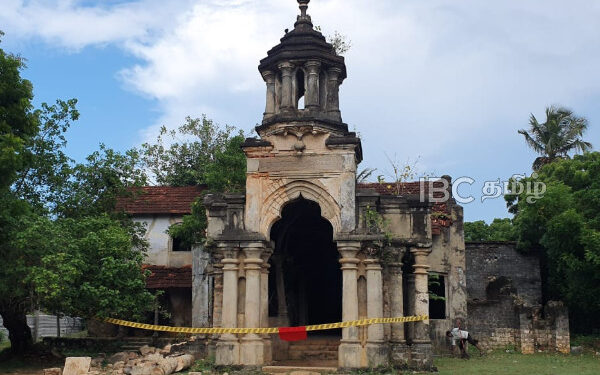 இடிந்து விழுந்த மந்திரிமனையை பார்வையிட்ட சிறீதரன் எம்.பி