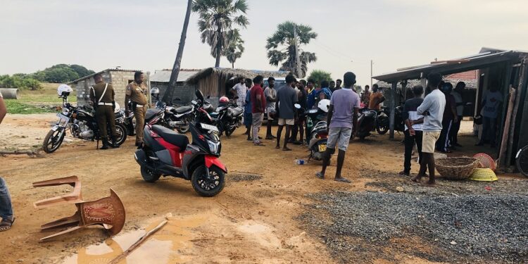 வடமராட்சியில் மீனவர்களின் வாடிக்கு தீ வைப்பு – இரு மீனவர்கள் காயம் ; மணல் கடத்தல் கும்பல் அட்டகாசம்