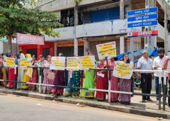 வவுனியாவில் பல்வேறு கோரிக்கைகளை வலியுறுத்தி ஆசிரியர்கள் ஆர்ப்பாட்ட பேரணி