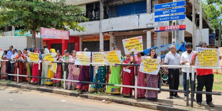 வவுனியாவில் பல்வேறு கோரிக்கைகளை வலியுறுத்தி ஆசிரியர்கள் ஆர்ப்பாட்ட பேரணி