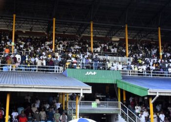 போதிய வெளிச்சம் இன்மையால் ஆட்டம் நிறுத்தப்பட்டது ஏற்பாட்டாளர்களே காரணம் என இரசிகர்கள் குற்றச்சாட்டு