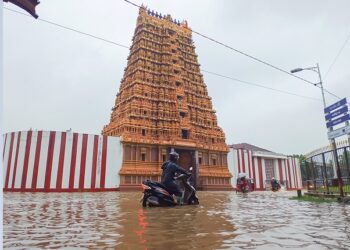 நல்லூர் கோவில் வீதி வெள்ளத்தில் மூழ்கியது – போக்குவரத்து பாதிப்பு  
