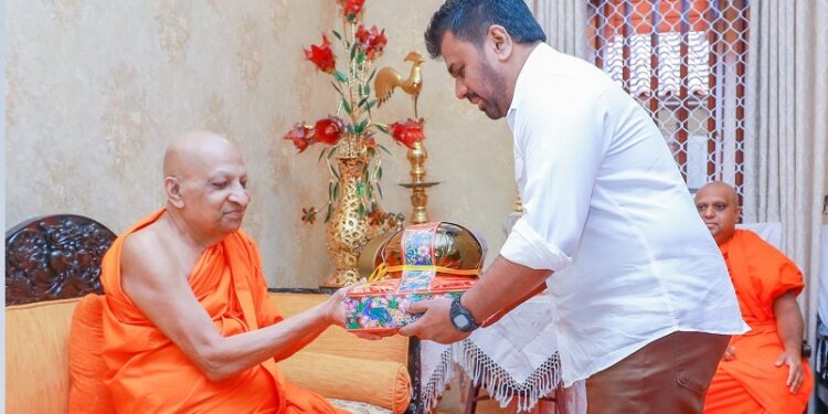 மல்வத்து மகாநாயக்க தேரரை சந்தித்தார் ஜனாதிபதி