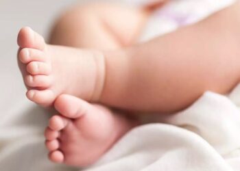 விமான நிலையத்தில் குழந்தையை பிரசவித்த வெளிநாட்டு பெண்