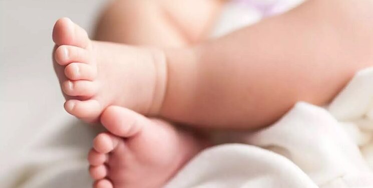 விமான நிலையத்தில் குழந்தையை பிரசவித்த வெளிநாட்டு பெண்