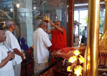 சவால்களை கடந்து வந்த நீங்கள், எதிர்காலத்தை நம்பிக்கையுடன் எதிர்கொள்ளுங்கள் ; டக்ளஸுக்கு விகாராதிபதி ஆலோசனை