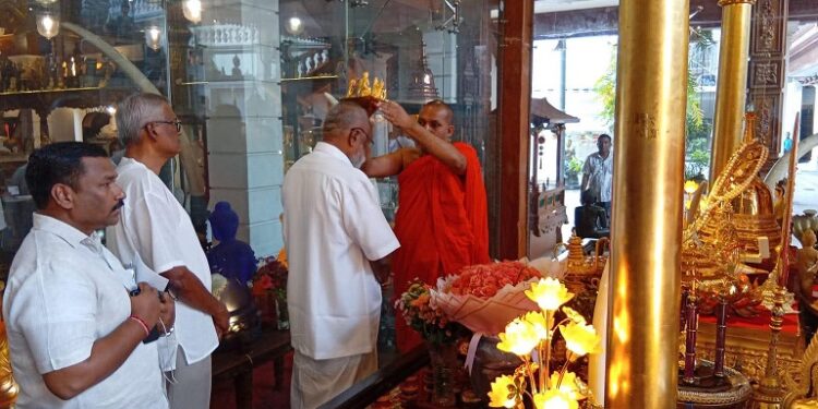 சவால்களை கடந்து வந்த நீங்கள், எதிர்காலத்தை நம்பிக்கையுடன் எதிர்கொள்ளுங்கள் ; டக்ளஸுக்கு விகாராதிபதி ஆலோசனை