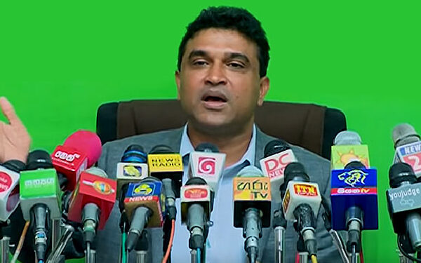 தரம் 6 ஆங்கிலப் புத்தக சர்ச்சை: குற்றவாளி கண்டறியப்பட்டும் ஏன் கைது செய்யப்படவில்லை? – நளின் பண்டார கேள்வி