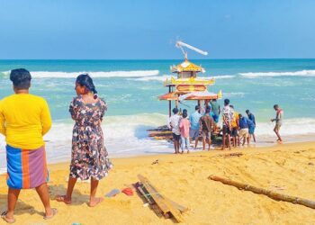 திருகோணமலையில் வெருகல் முகத்துவாரம் பகுதியில் கரையொதுங்கிய மரத்தாலான படகு போன்ற பொருள்!