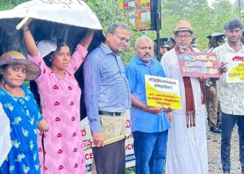 தையிட்டி விகாரைக்கு எதிராக கொட்டும் மழைக்குள்ளும் போராட்டம்