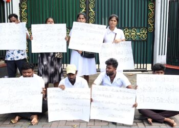 நியமனத்தை நிரந்தரமாக்குமாறு கோரி சுகாதார அமைச்சின் முன்பாக யாழ். போதனா வைத்தியசாலை சுகாதார தொண்டர்கள் போராட்டம்!