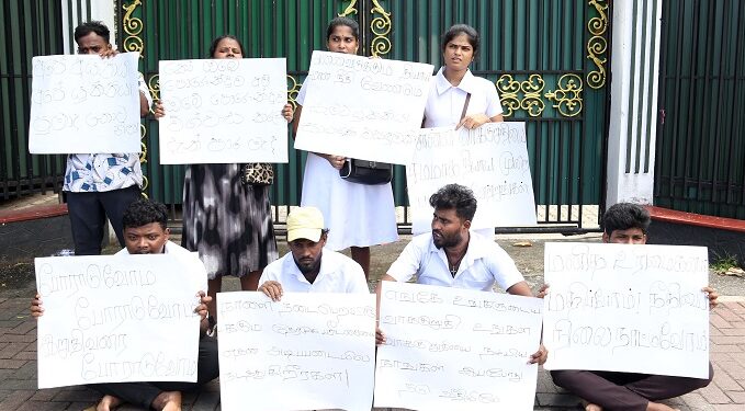 நியமனத்தை நிரந்தரமாக்குமாறு கோரி சுகாதார அமைச்சின் முன்பாக யாழ். போதனா வைத்தியசாலை சுகாதார தொண்டர்கள் போராட்டம்!
