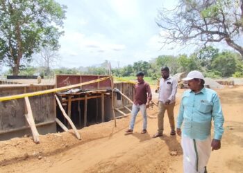 முல்லைத்தீவு ஏம்பல் குளத்து நீரில் மூழ்கும் தட்டாமலை – ஒட்டுசுட்டானை இணைக்கும் வீதி ; சீரமைப்புப் பணிகள் ஆரம்பம்!