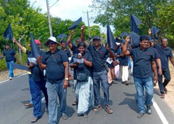 பலாலியில் காணிகளை விடுவிக்கக் கோரி கறுப்பாடை அணிந்து மக்கள் போராட்டம்!