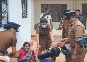 “இழப்பீடும் வேண்டாம், மரண சான்றிதழும் வேண்டாம்” : யாழ். மாவட்ட செயலகத்துக்கு முன்பாக காணாமல் ஆக்கப்பட்டோரின் உறவுகள் போராட்டம் 