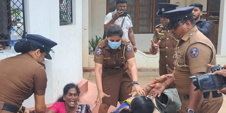 “இழப்பீடும் வேண்டாம், மரண சான்றிதழும் வேண்டாம்” : யாழ். மாவட்ட செயலகத்துக்கு முன்பாக காணாமல் ஆக்கப்பட்டோரின் உறவுகள் போராட்டம் 
