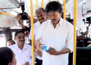 நடத்துனராக மாறிய தமிழ்நாட்டு முதலமைச்சர் விஜய் ; ‘வெற்றி பயணம்’ ஆரம்பித்து வைப்பு