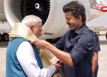 இந்தியப் பிரதமர் மோடியைச் சென்னையில் வரவேற்றார் தமிழக முதலமைச்சர் விஜய்