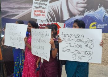 இடமாற்றம் கோரி யாழ்ப்பாணத்தை சேர்ந்த அபிவிருத்தி உத்தியோகத்தர்கள் போராட்டம்