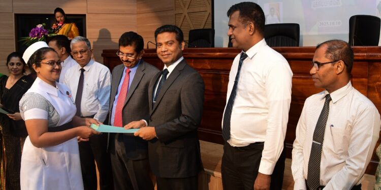 சம்பளத்தை அதிகரிப்பதன் மூலம் அர்ப்பணிப்பான சேவையையை எதிர்பார்க்கிறோம் – நளிந்த ஜயதிஸ்ஸ