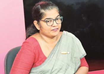 12 வயதிற்குட்பட்ட சிறார்கள் நவீன கையடக்க தொலைபேசிகளை பயன்படுத்துவதற்குத் தடை | அரசாங்கம்