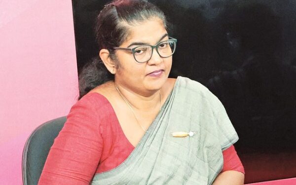 12 வயதிற்குட்பட்ட சிறார்கள் நவீன கையடக்க தொலைபேசிகளை பயன்படுத்துவதற்குத் தடை | அரசாங்கம்