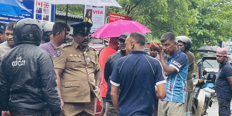 பட்டப்பகலில் யாழில் இளைஞன் வெட்டிப் படுகொலை