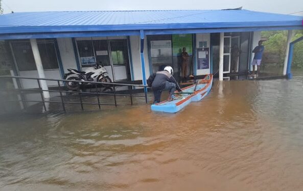 பலாலி பொலிஸ் நிலையத்துக்குள் புகுந்த வெள்ள நீர்