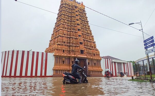 நல்லூர் கோவில் வீதி வெள்ளத்தில் மூழ்கியது – போக்குவரத்து பாதிப்பு  