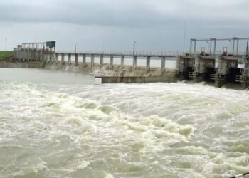 இரணைமடு குளம்: நீர்மட்டம் குறைந்ததால் வான்கதவுகள் படிப்படியாக மூடப்படுகின்றன