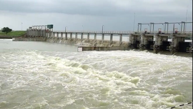 இரணைமடு குளம்: நீர்மட்டம் குறைந்ததால் வான்கதவுகள் படிப்படியாக மூடப்படுகின்றன