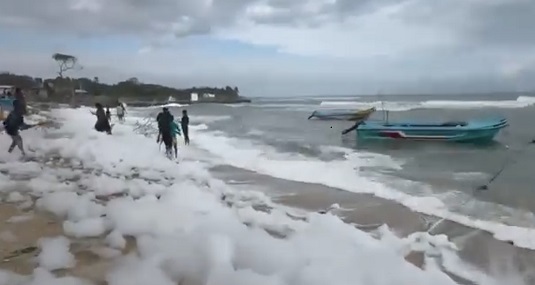 யாழ். வடமராட்சி கடற்கரையில் வெள்ளை நுரை! – அச்சத்தில் மக்கள்