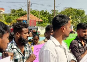 காணியற்ற மக்கள் முல்லைத்தீவு மாவட்ட செயலகத்துக்கு முன்பாக போராட்டம் 