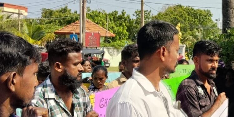 காணியற்ற மக்கள் முல்லைத்தீவு மாவட்ட செயலகத்துக்கு முன்பாக போராட்டம்