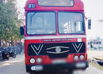 நெடுந்தீவின் நெடுங்காலப் போக்குவரத்துத் துயரம் நீங்கியது: படகு மூலம் சேர்க்கப்பட்ட புதிய பஸ்!