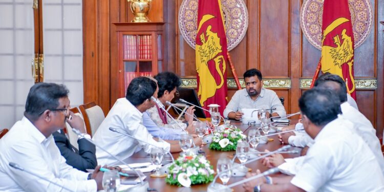  மனோ கணேசன் தலைமையில் தமிழ் முற்போக்குக் கூட்டணியினர் ஜனாதிபதியை சந்தித்தனர்