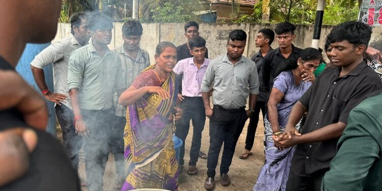 முள்ளிவாய்க்கால் நினைவு வாரம் : வல்வெட்டித்துறையில் மழையிலும் கஞ்சி வழங்கல்