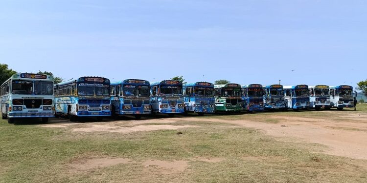 தனியார் பஸ் உரிமையாளர்கள் திருகோணமலை ஆளுநர் செயலகம் முன் ஆர்ப்பாட்டம்