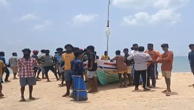 காணாமல் போன இரு மீனவர்களும் நடுக்கடலில் உயிருடன் மீட்பு!