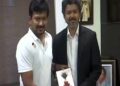 “காலத்தின் நிறம் கருப்பு சிவப்பு” – தமிழக முதலமைச்சர் விஜய்க்கு எதிர்க்கட்சித் தலைவர் உதயநிதி கொடுத்த பரிசு 