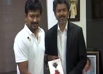“காலத்தின் நிறம் கருப்பு சிவப்பு” – தமிழக முதலமைச்சர் விஜய்க்கு எதிர்க்கட்சித் தலைவர் உதயநிதி கொடுத்த பரிசு 