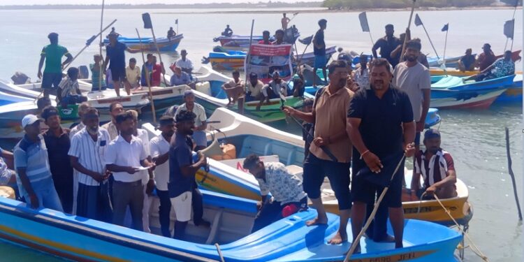 இந்திய மீனவர்களின் அத்துமீறலைக் கண்டித்து தீவக மீனவர்கள் கடலில் கறுப்புக்கொடி போராட்டம்!