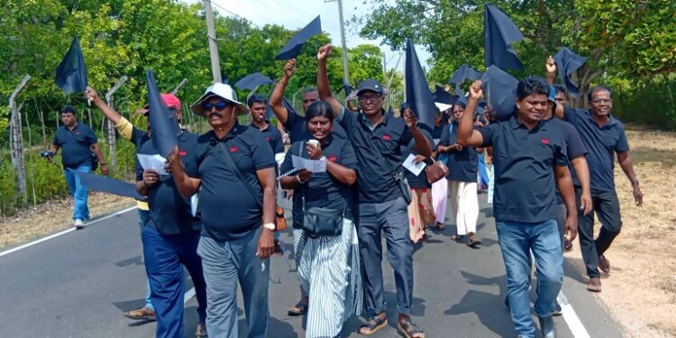 பலாலியில் காணிகளை விடுவிக்கக் கோரி கறுப்பாடை அணிந்து மக்கள் போராட்டம்!