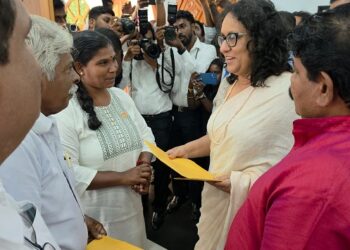 வடக்கு கிழக்கில் பாதுகாப்பு படைகள் கையகப்படுத்திய மக்களின் காணிகளை விடுவியுங்கள் – பிரதமரிடம் யாழில் மஜகர் கையளிப்பு!