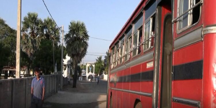 அரச பேருந்தை தள்ளித்திரியும் யாழ் வடமராட்சி கிழக்கு மக்கள்